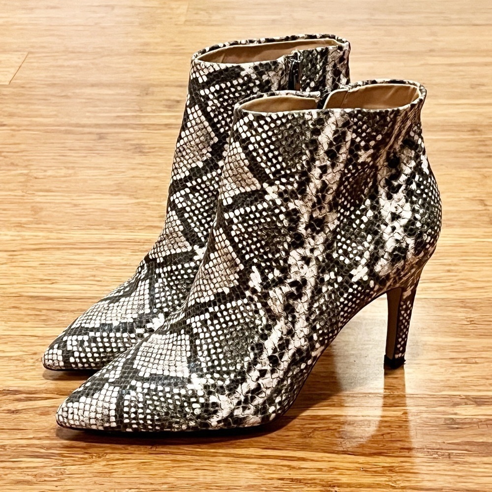 Design Lab Lord & Taylor "Blair" Snakeskin Reptile Black Tan Heeled Boots. 8.5